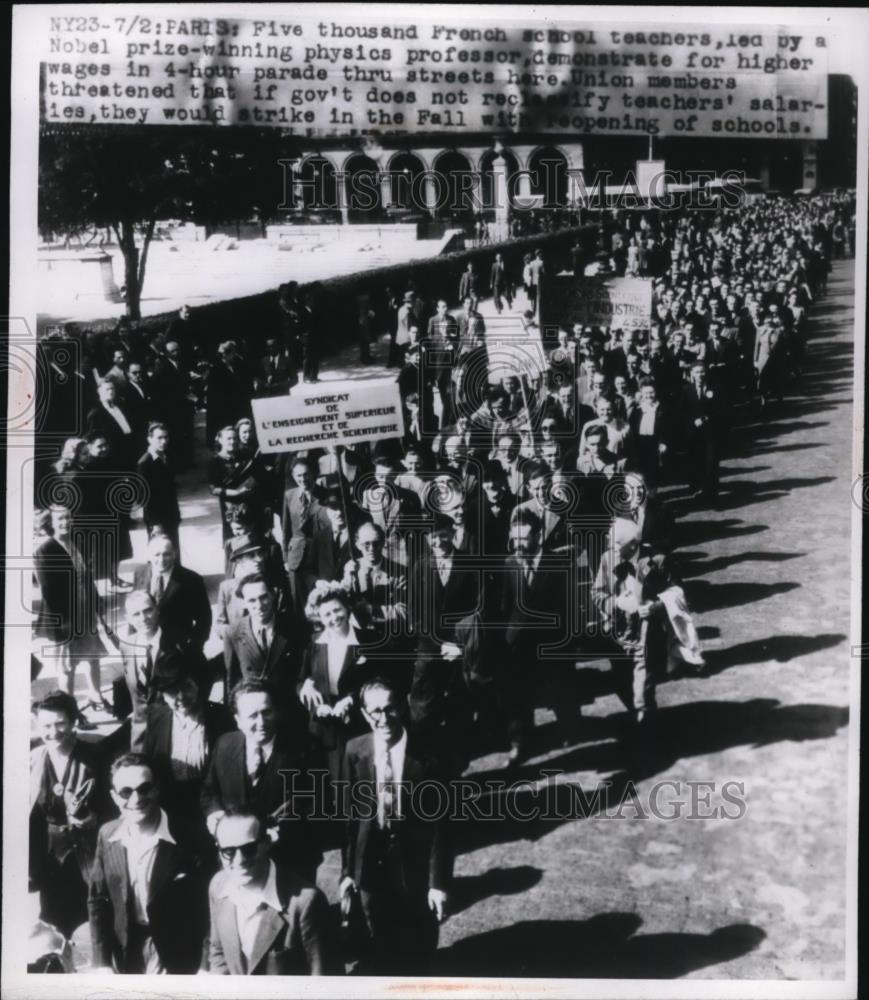 1946 Press Photo Five thousand French school teachers parade for wage increase - Historic Images