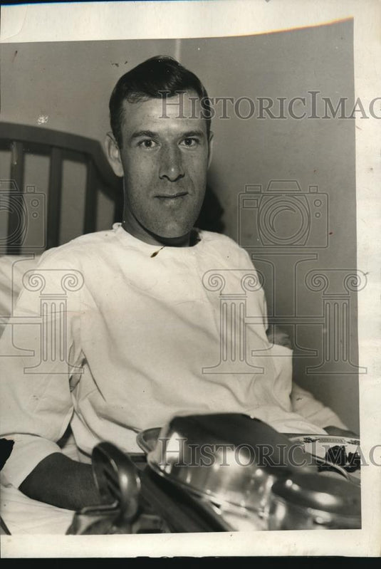 1931 Press Photo Patriot Ernest F. Ollrich having dinner in bed - Historic Images