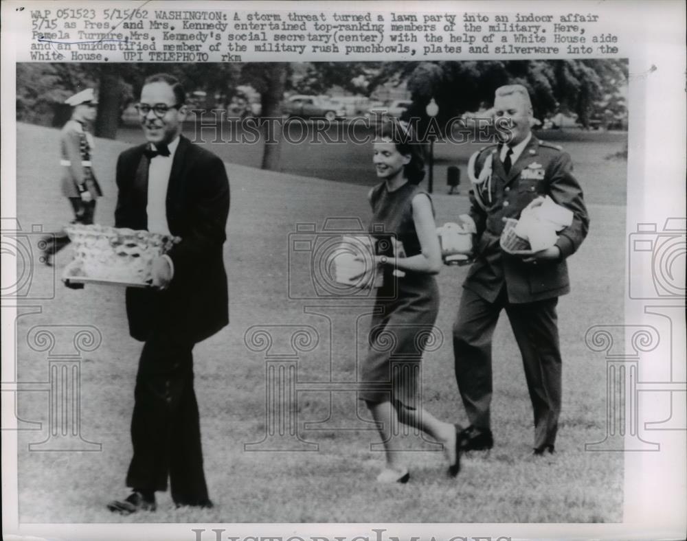 1962 Press Photo Pamela Turnure, White House Aides Move Lawn Party Indoors - Historic Images