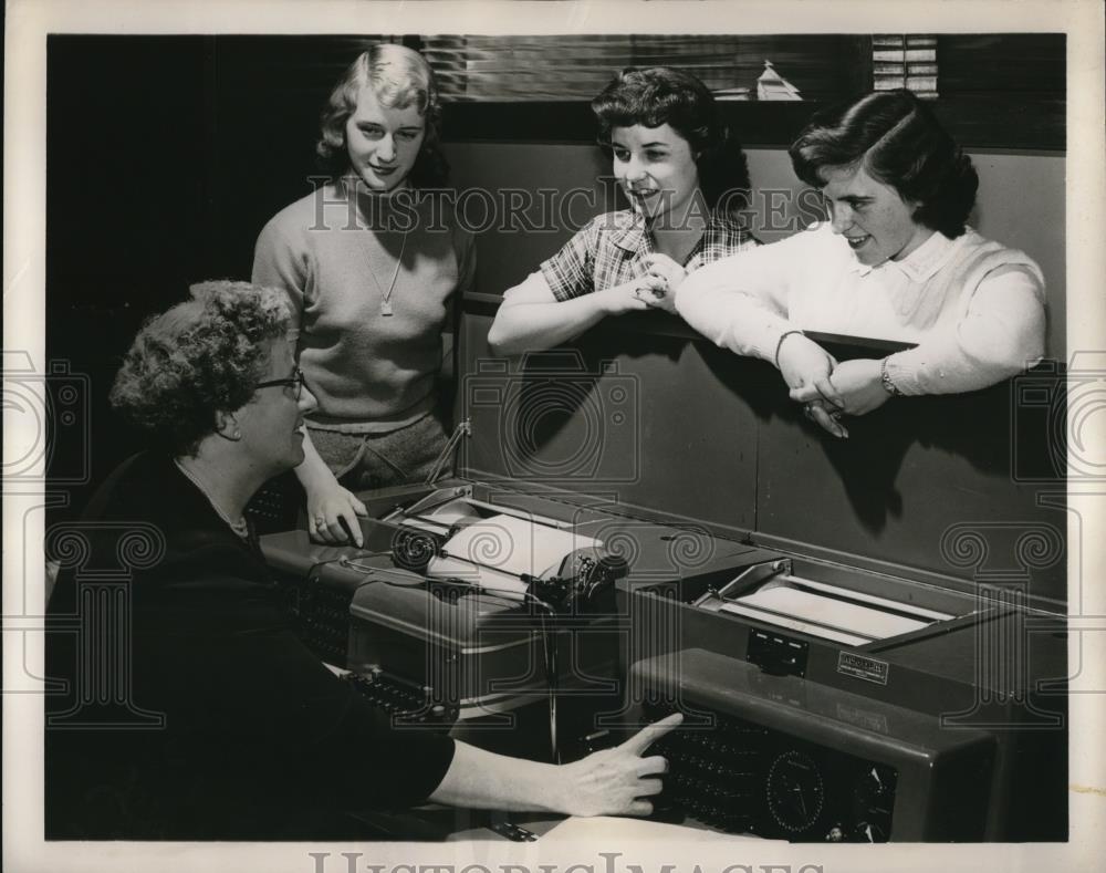 1953 Press Photo metods of running the auto-typist are taught to 3 high school - Historic Images