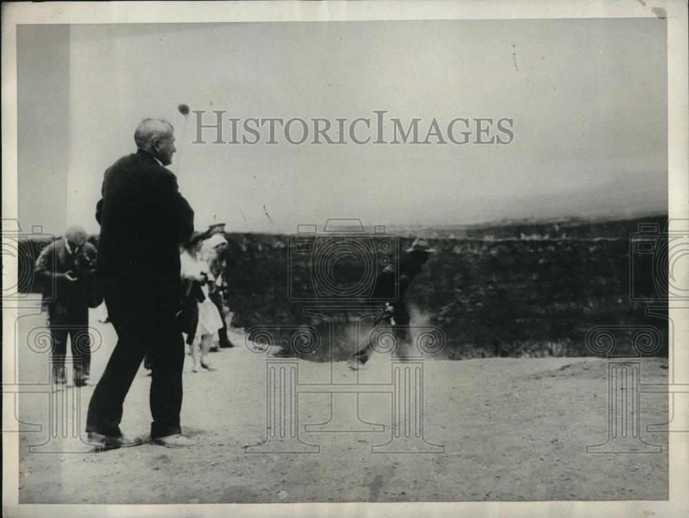 1930 Press Photo Congress Wyant at famous crater of the Kilauea Volcano - Historic Images