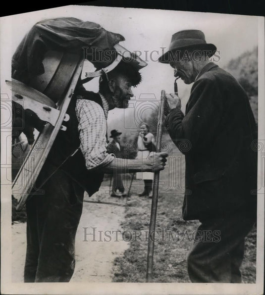 1935 Press Photo Peasants from Justis Valley stopped for a chat - Historic Images