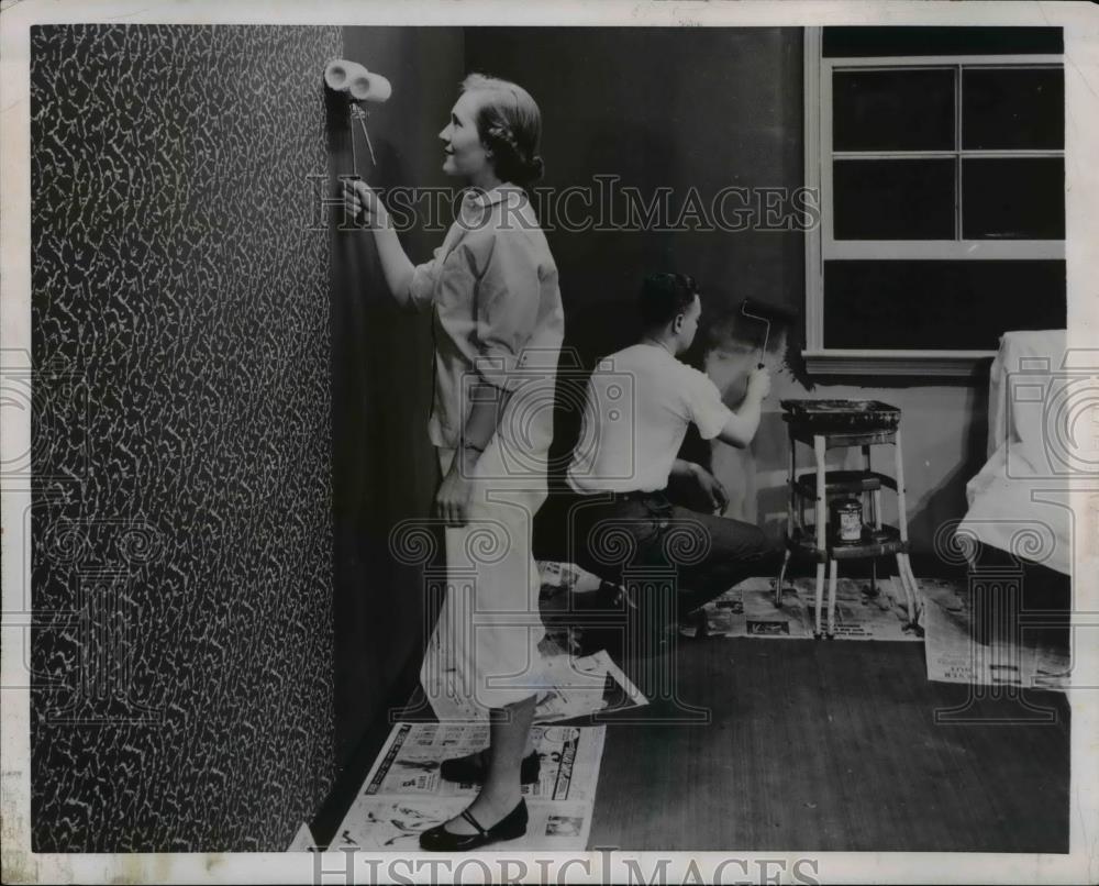 1954 Press Photo A couple decorating &amp; painting their home - Historic Images