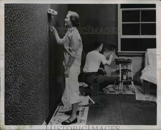 1954 Press Photo A couple decorating & painting their home - Historic Images