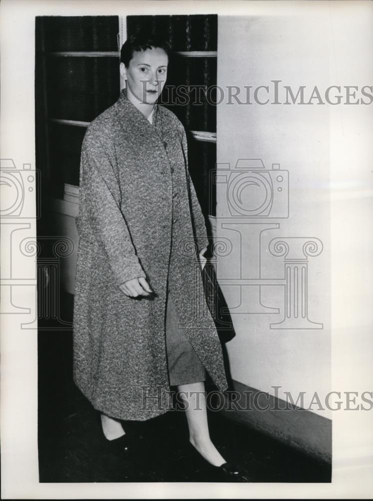 1956 Press Photo Wife of Yugoslav Vice Consul Sonje Juznic on shoplifting charge - Historic Images