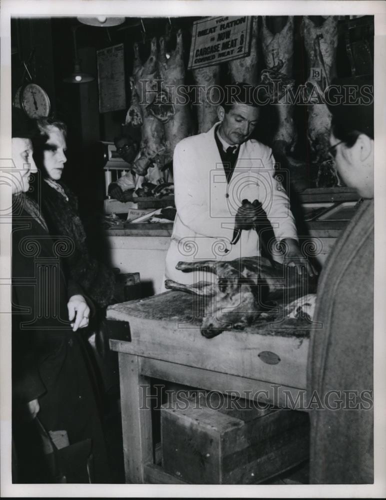 1952 Press Photo Butcher Preparing Meat, England Show - Historic Images