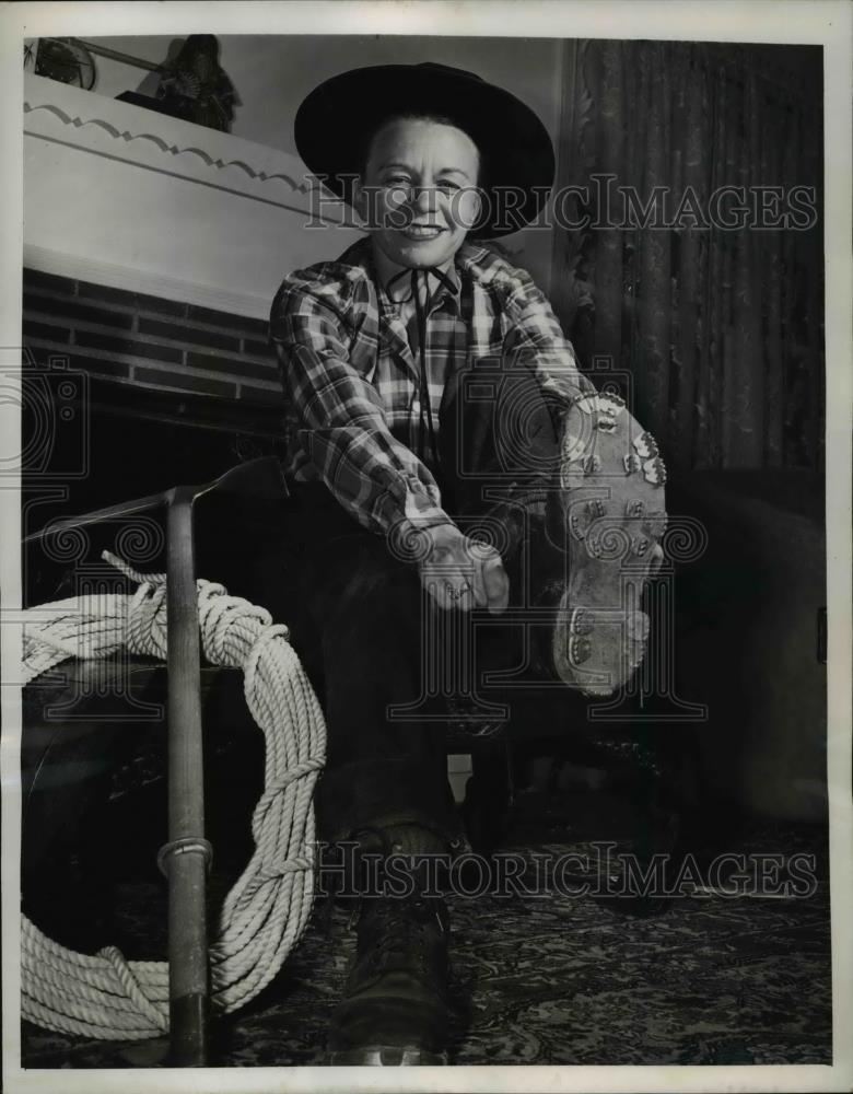 1948 Press Photo Mountain Climber Freda Walbrecht Putting on Spiked Boots - Historic Images