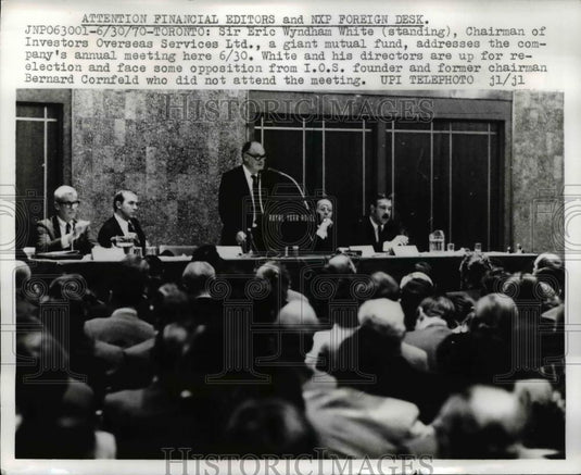 1970 Press Photo E. White (standing), Chairman of Investors Overseas Services Lt - Historic Images