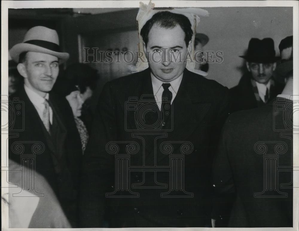 1935 Press Photo John Strachey Englis author at immigration office in NYC - Historic Images