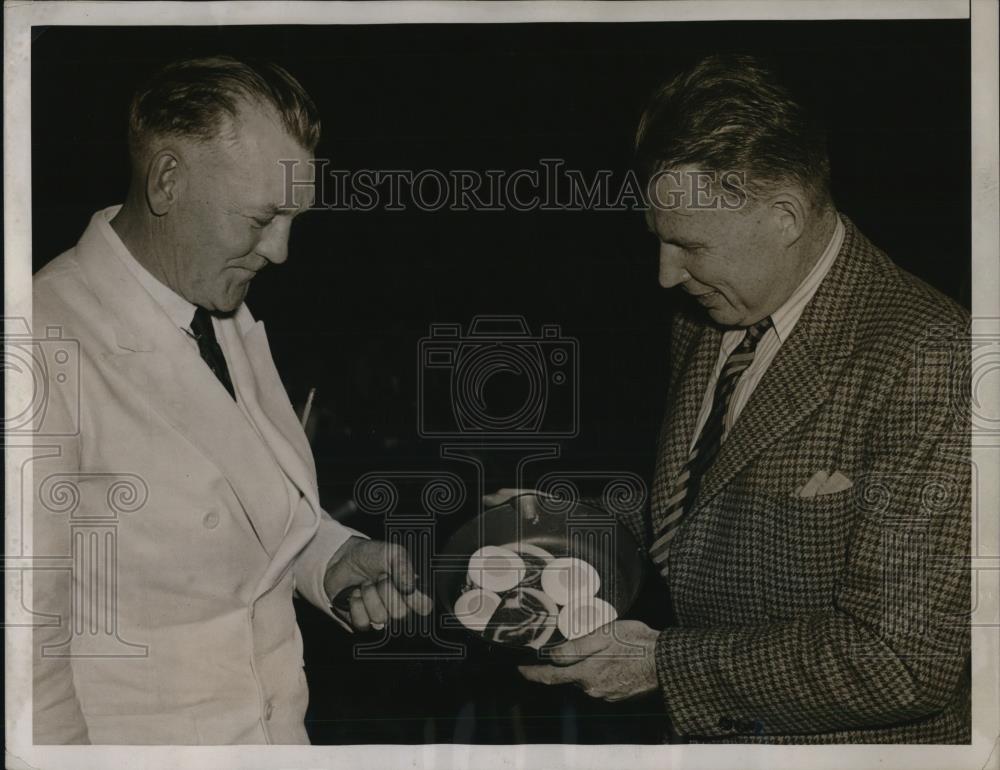 1939 Press Photo Francis Shoemaker with Willis Allen, official of the movement - Historic Images