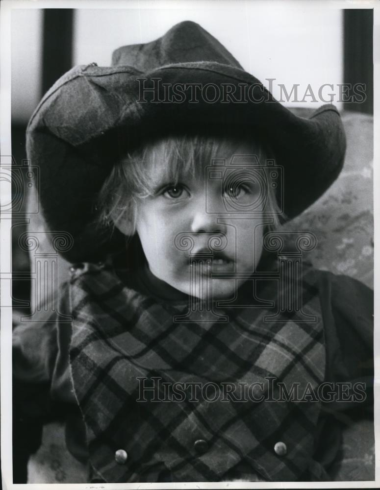 1962 Press Photo Deirdre Aileen O&#39;Sullivan Wearing Her Favorite hat - Historic Images