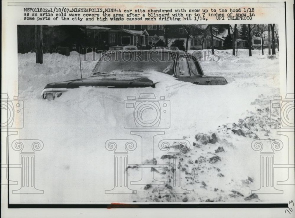 1967 Press Photo Minneapolis a car sits abandoned with snow up to the hood - Historic Images