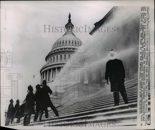 1951 Press Photo Wash DC workers cleaning the Capitol steps & building - Historic Images