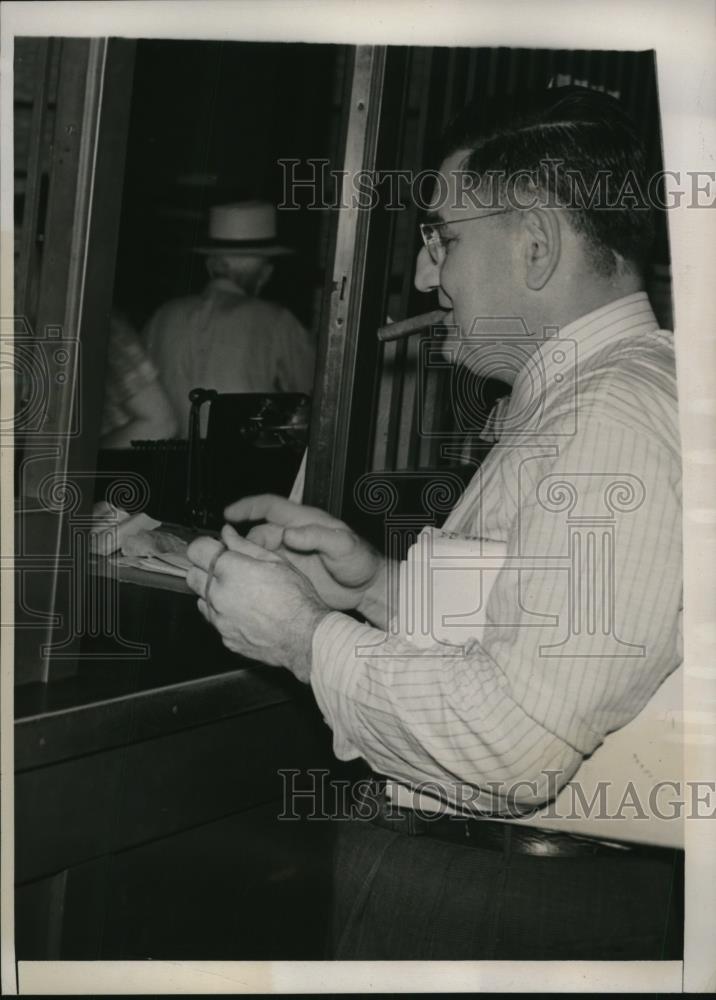 1939 Press Photo Lieut. E.W. Melchen, of Miami detective bureau collects as - Historic Images