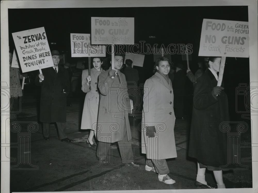 1948 Press Photo Picketers Protest General Napoleon Zervas, Congress Hotel - Historic Images