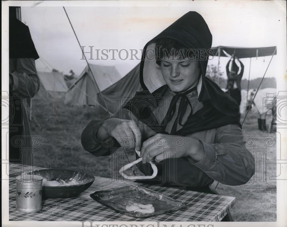 1962 Press Photo Gaynor Maddox Sr Scout &quot;Twisting&quot; Pretzels - Historic Images