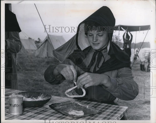 1962 Press Photo Gaynor Maddox Sr Scout "Twisting" Pretzels - Historic Images