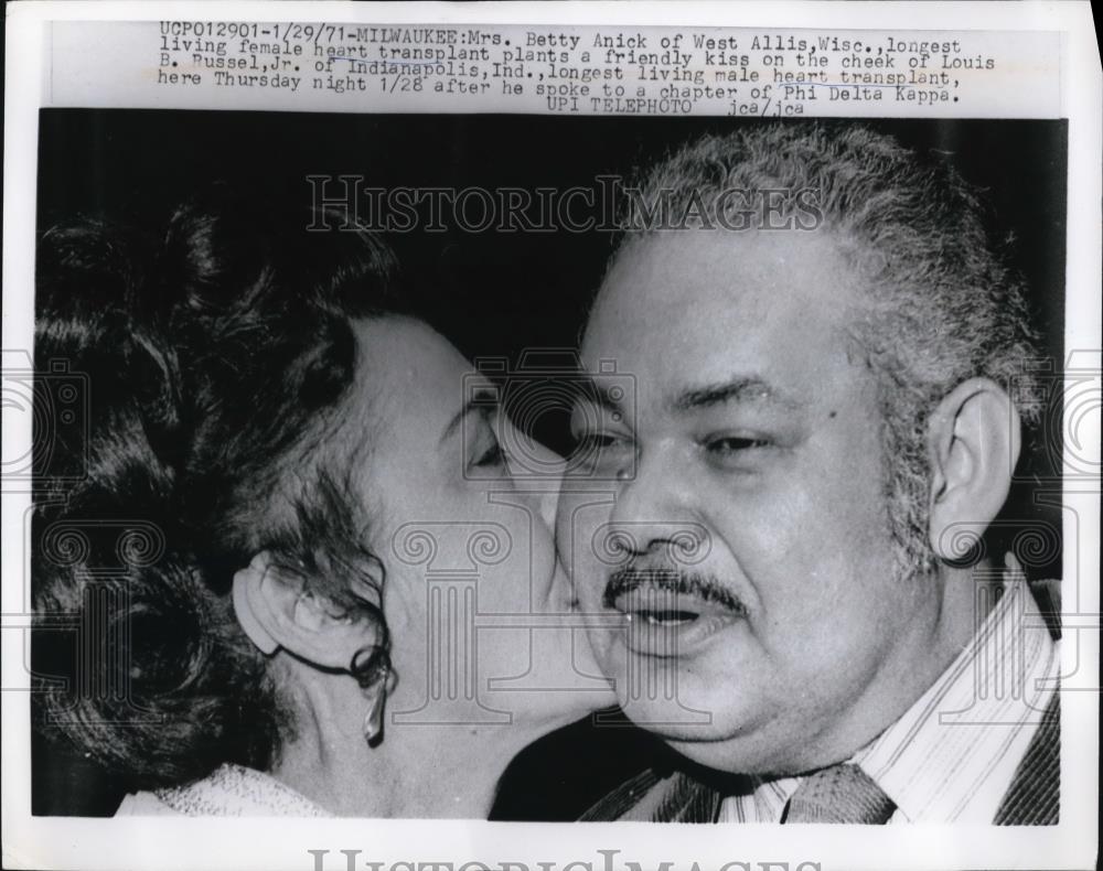 1971 Press Photo Mrs. Betty Anick friendly kiss on cheek Louis B. Russel Jr. - Historic Images