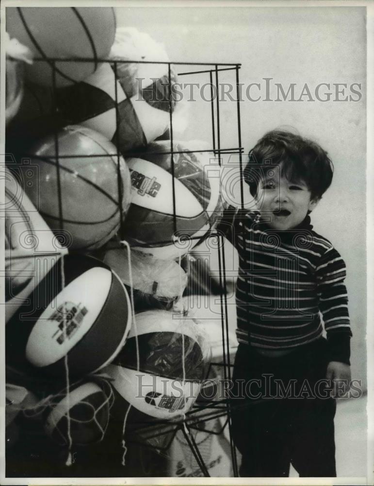 1974 Press Photo NYC young boy at a bin full of balls he cant get out - Historic Images