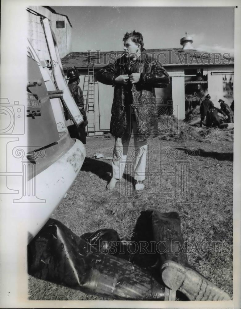 1960 Press Photo Richard Boyington, firemen, stands barefooted after hanging - Historic Images