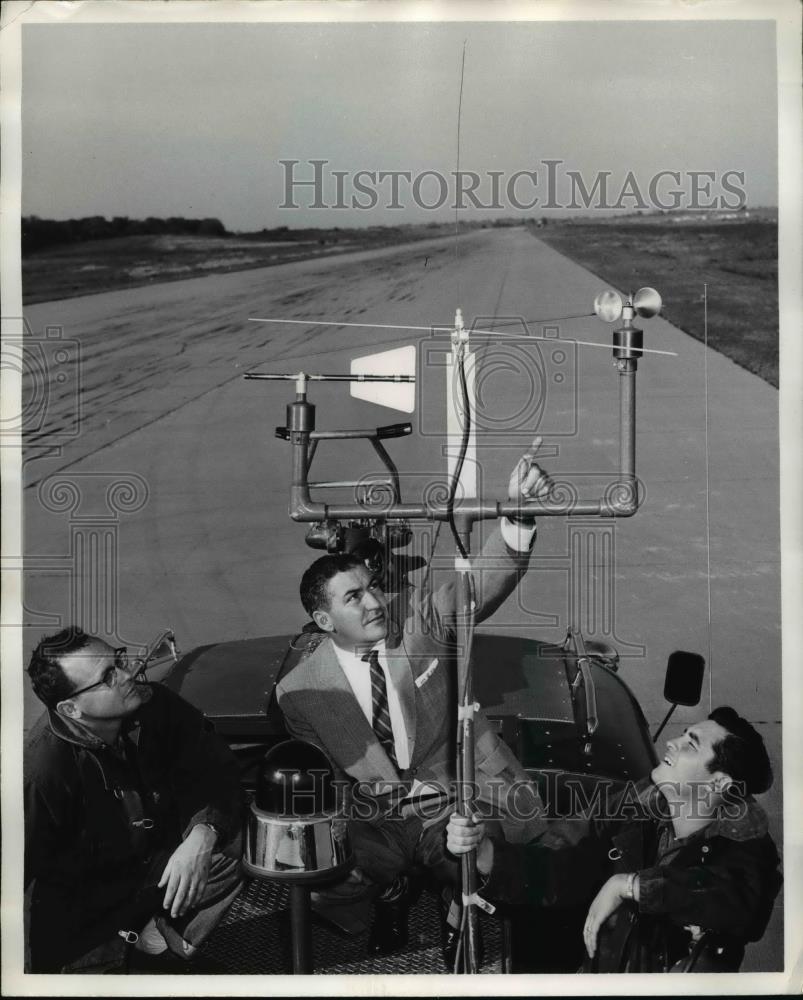 1960 Press Photo Mid Continent Intnatl airport RH Weaverm DL Honn, E Peacher - Historic Images