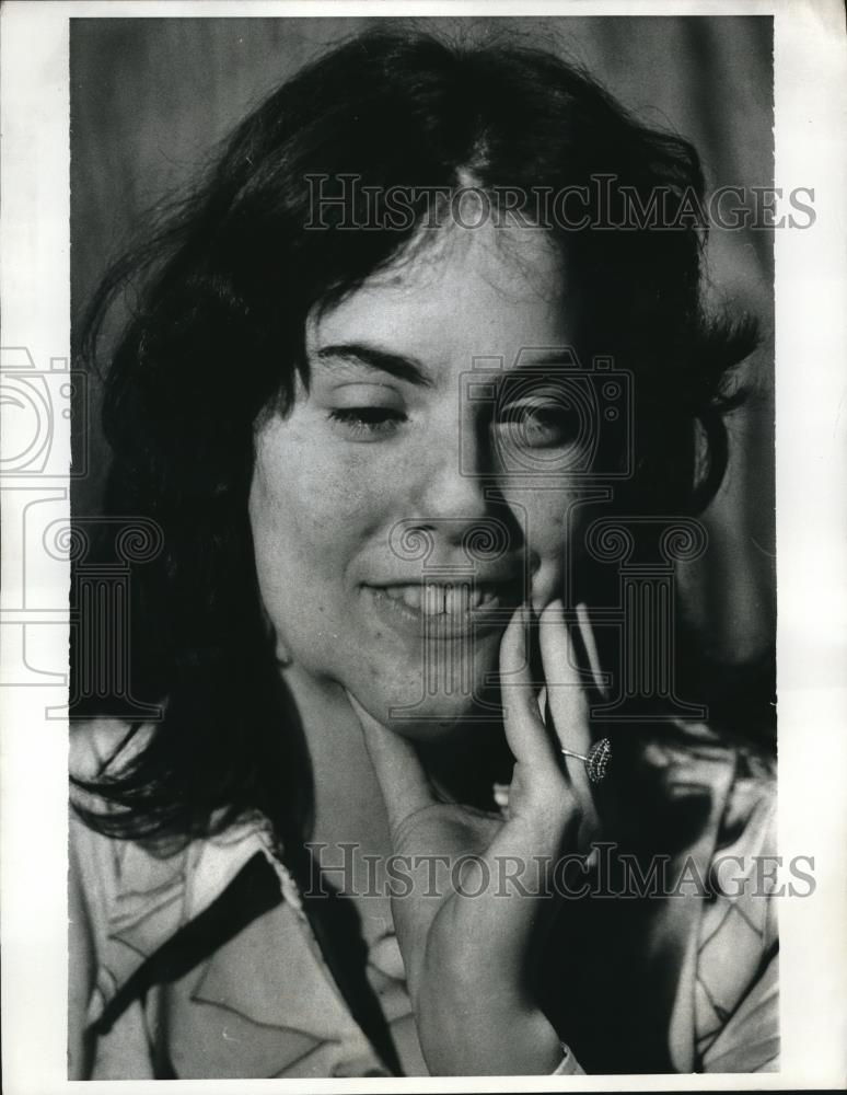 1975 Press Photo Gail Kalmowitz smiles as she talks about the settlement - Historic Images