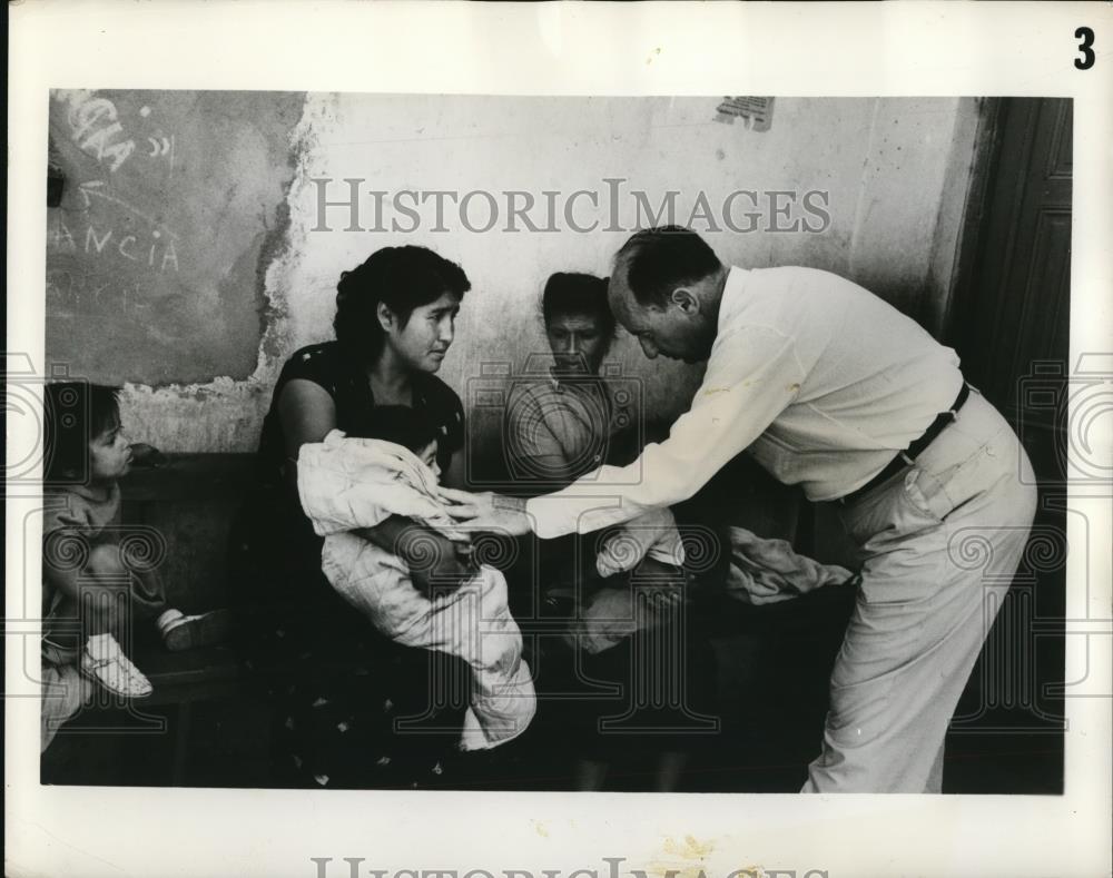 1961 Press Photo Ambassador Stevenson at the slums of Lima Peru - Historic Images