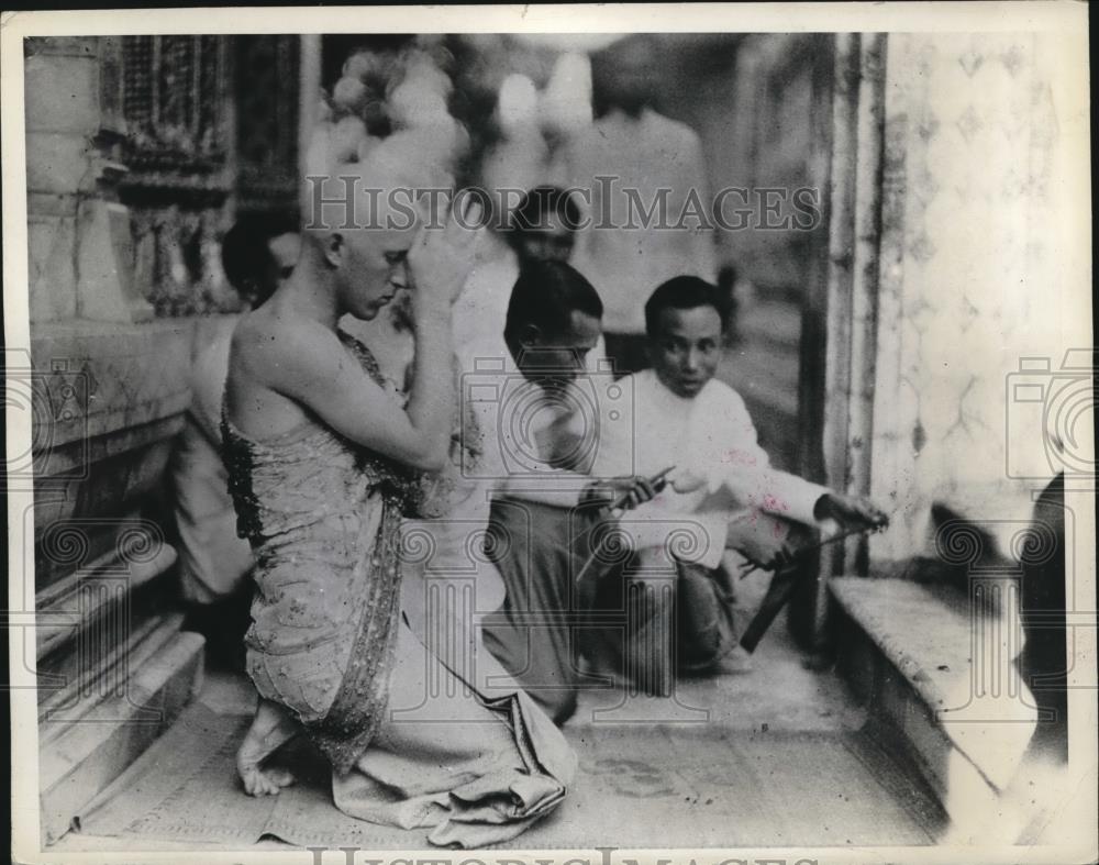 1937 Press Photo Buddhist Monk in prayer - India - Historic Images