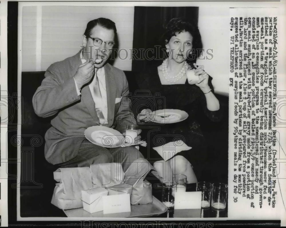 1961 Press Photo Senator Vance Hartke and Mrs. Hartke Eat a Meal with Newsmen - Historic Images