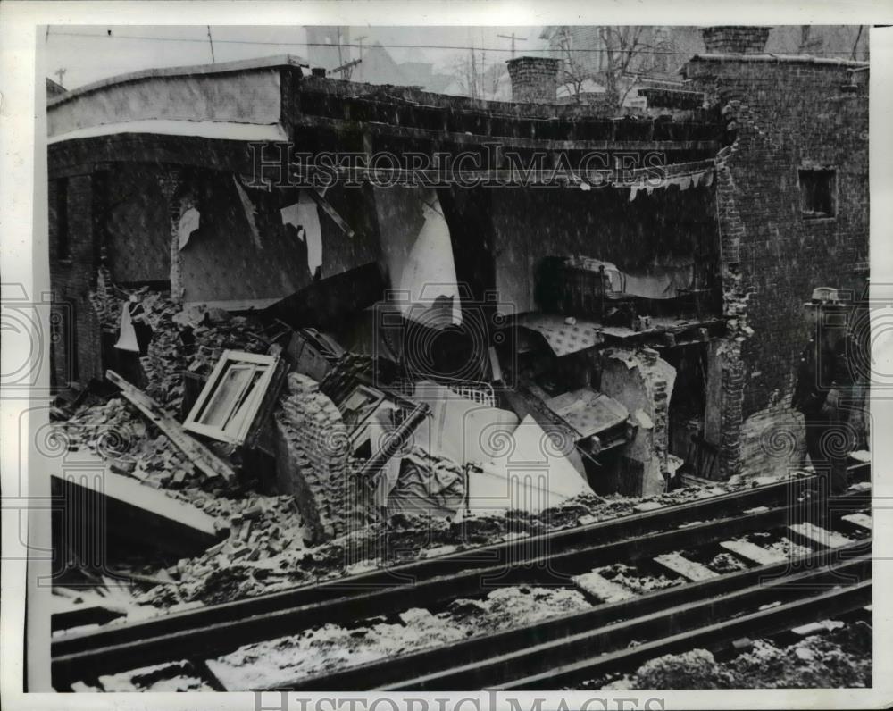 1942 Press Photo Snow falls on wrecked Pittston home furniture by big subsidence - Historic Images