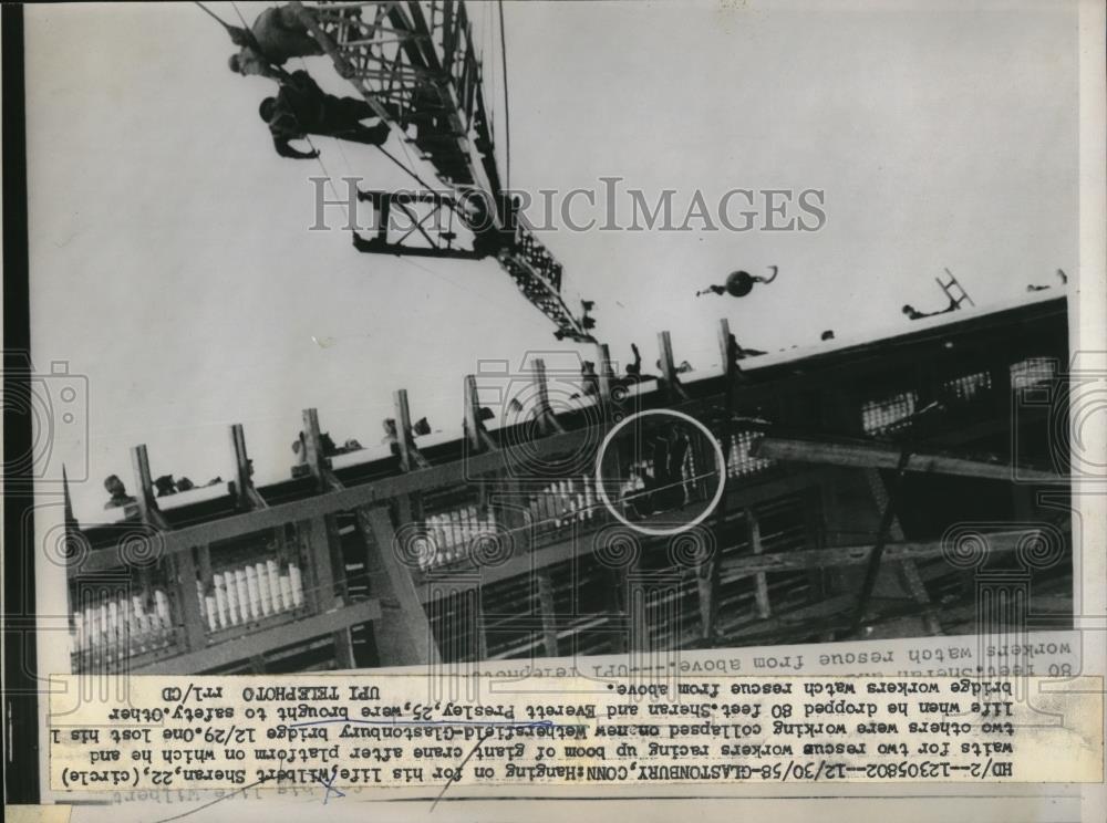 1958 Press Photo Wilbert Sheran rescued at Wethersfield-Glastonbury bridge - Historic Images