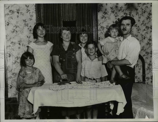 1934 Press Photo Mrs. Edith Norma Petres with her family after she had won - Historic Images