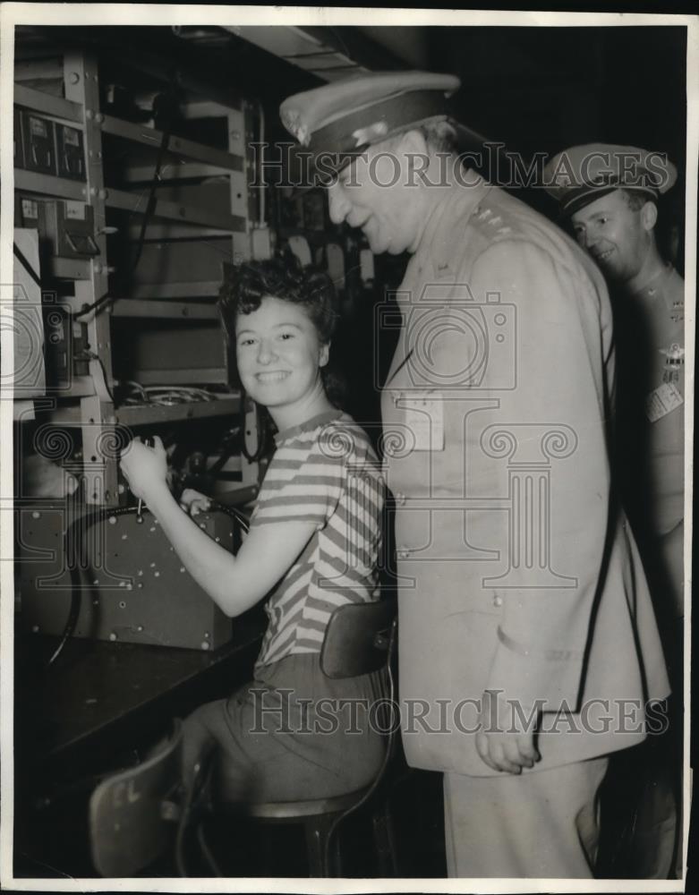 1942 Press Photo Lt Gen William Knudsen &amp; Susanna Folvey at Gen Electric plant - Historic Images