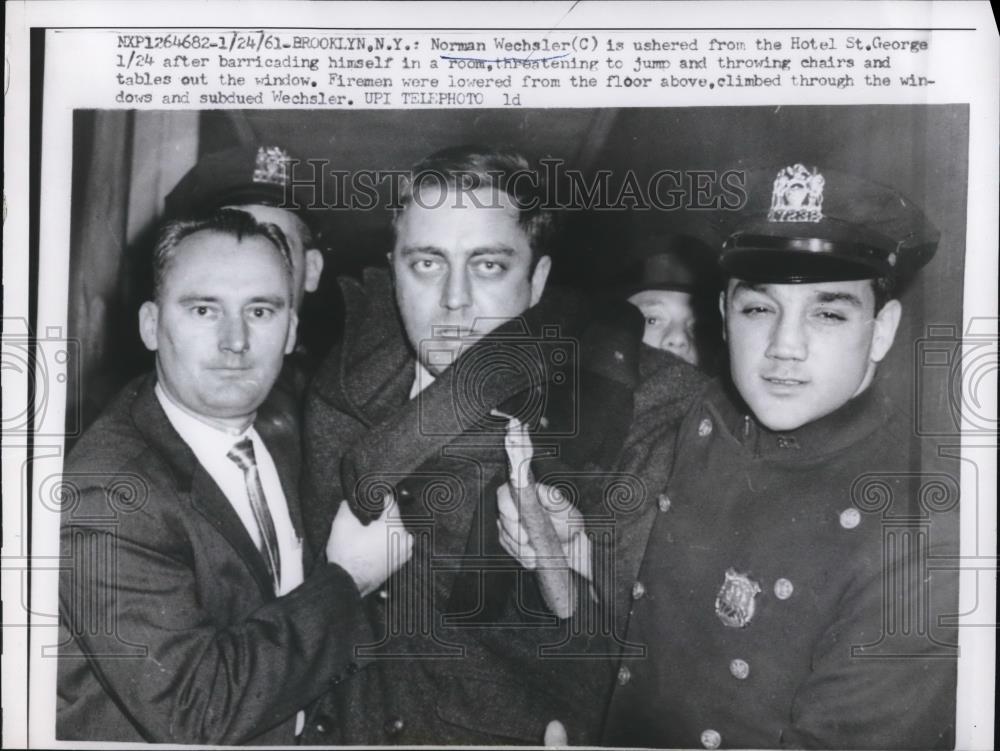 1961 Press Photo Brooklyn New York, Norman Wechsler(c) arrested for barricading - Historic Images