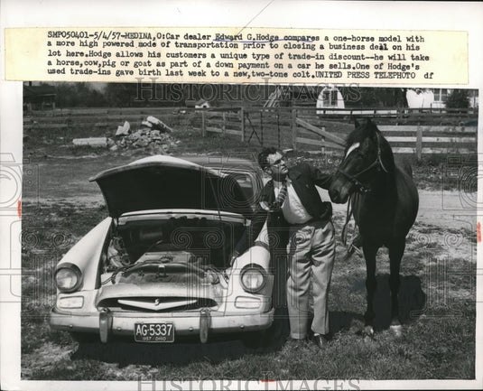 1957 Press Photo Edward Hodge comparing a horse with a car - Historic Images