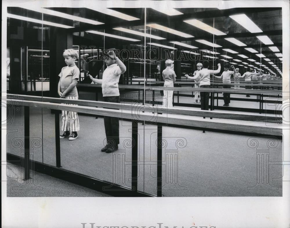 1969 Press Photo Two Boys Awed By Endless Reflections In Mirrors - Historic Images