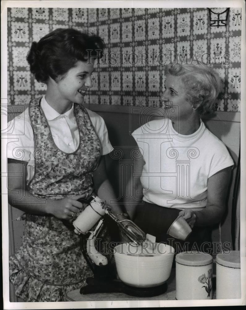 1955 Press Photo Mrs Lee Roy Garrett, Diane&#39;s mother teaches her how to cook - Historic Images