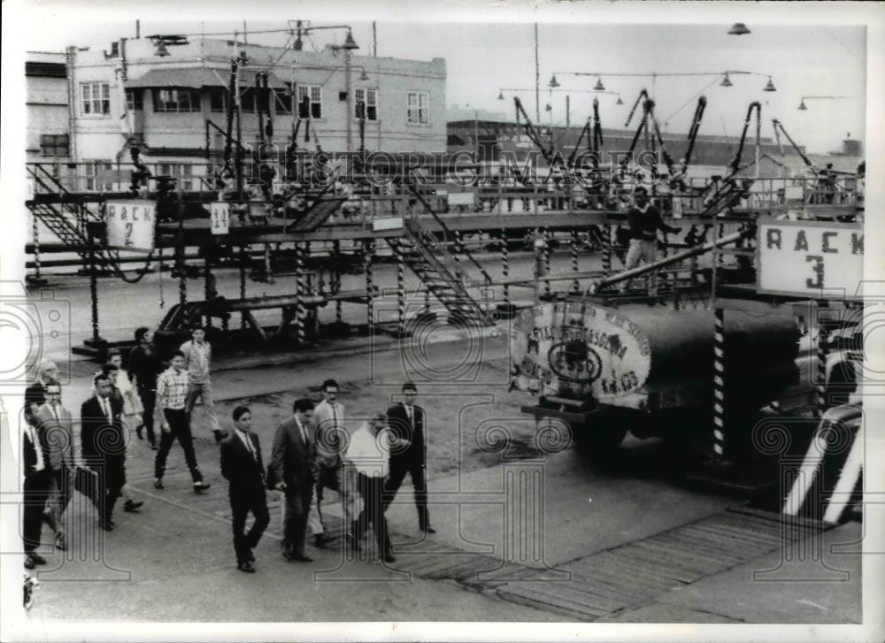 1969 Press Photo Rolando Fernandez, and Robert Herodia, evaluate dock - Historic Images