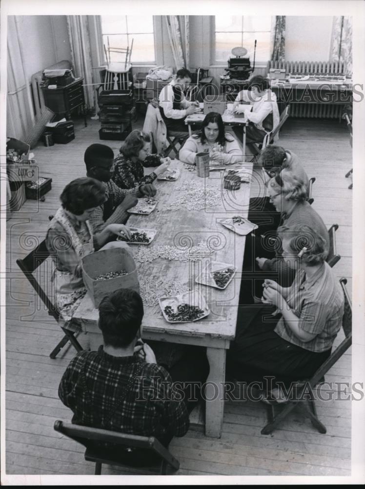 1965 Press Photo Lake County school class in Cleveland Ohio - Historic Images