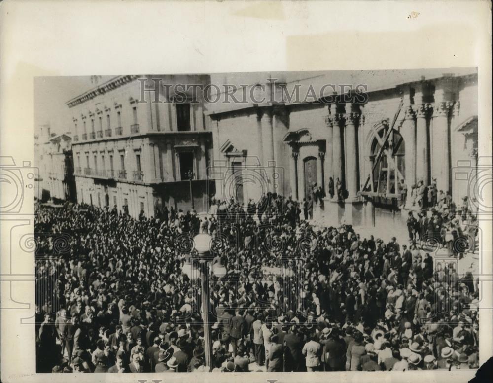 1930 Press Photo Crowd attended the funeral of Cadet Chavez and Barron Morales - Historic Images