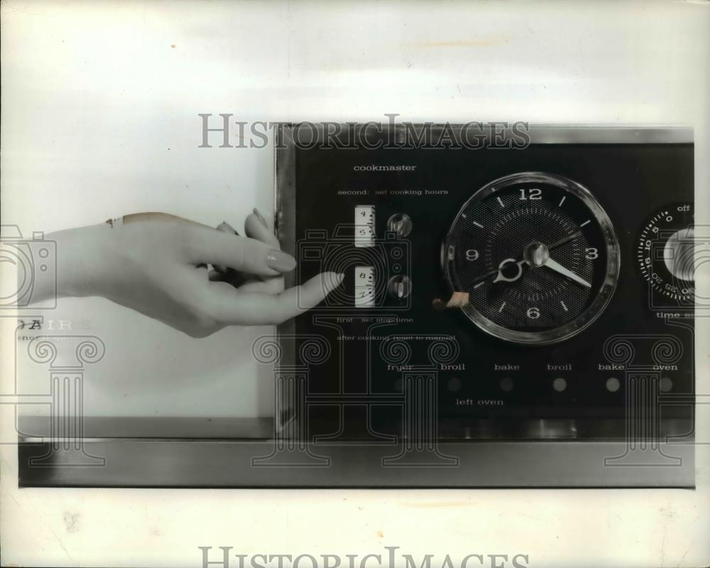 1956 Press Photo Simplified automatic oven cooking controls - Historic Images