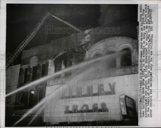 1963 Press Photo Bay City Mich firemen battle blaze in freezing temps - Historic Images