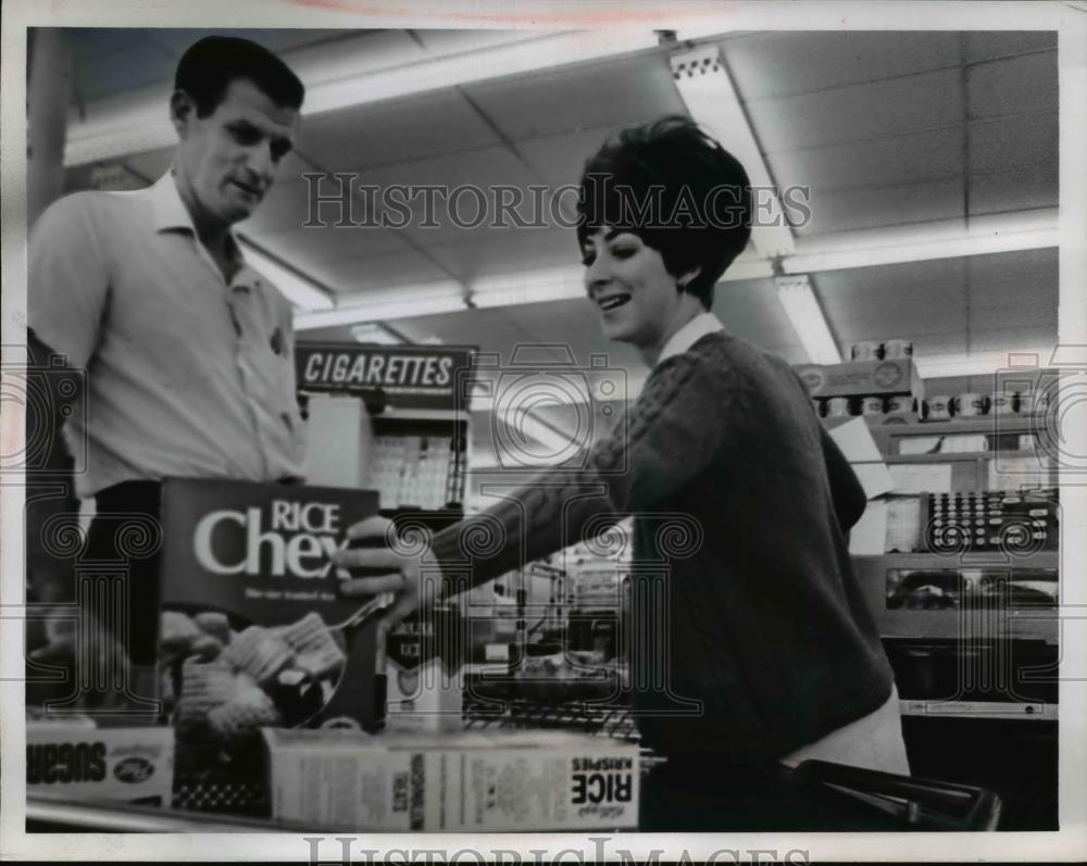 1969 Press Photo Ms. Claudia McBath, head cashier & Paul Allshouse, customer - Historic Images