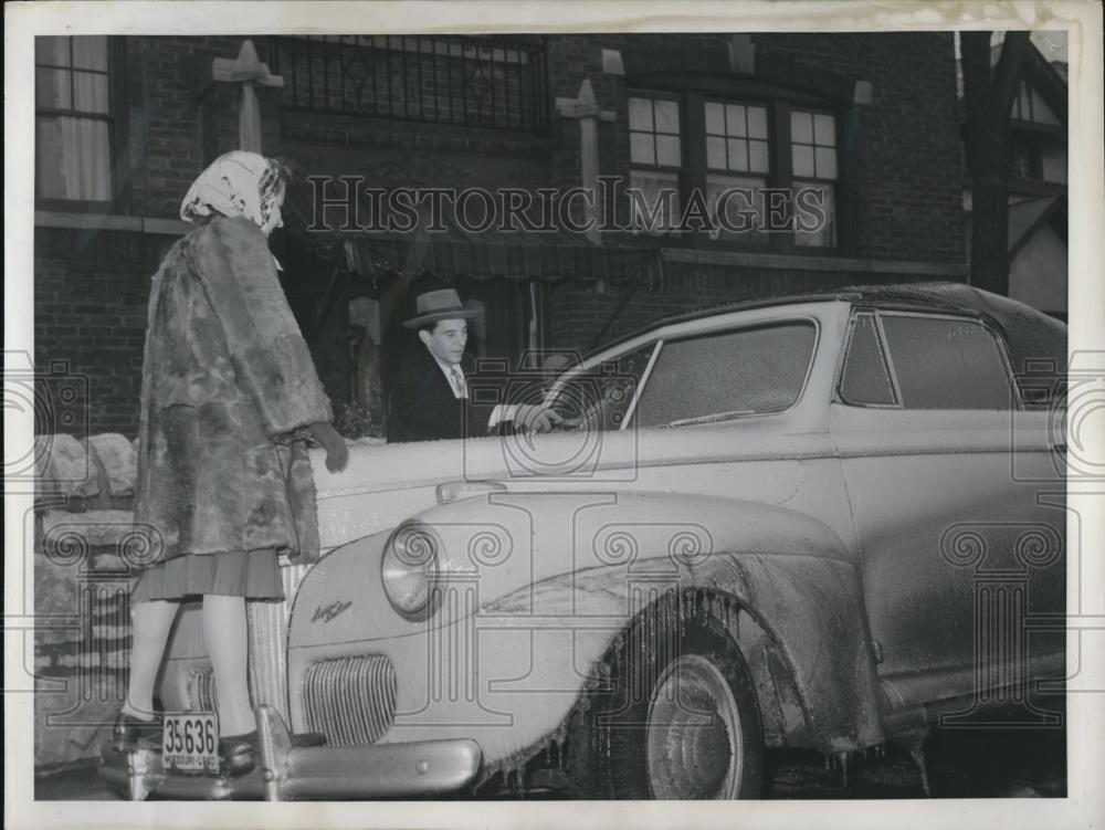 1940 Press Photo MA Babb, Jr &amp; wife Jean remove snow coating in Kansas City - Historic Images