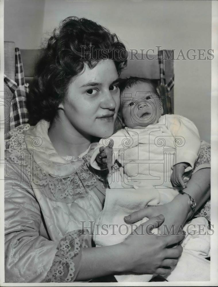 1962 Press Photo Mrs Beverly Jonler and Son Charles - Historic Images