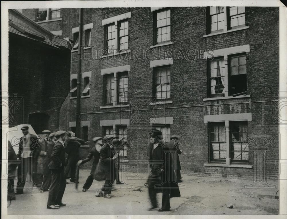 1932 Press Photo Eviction of Family Arouses Ire of Neighbors in London - Historic Images