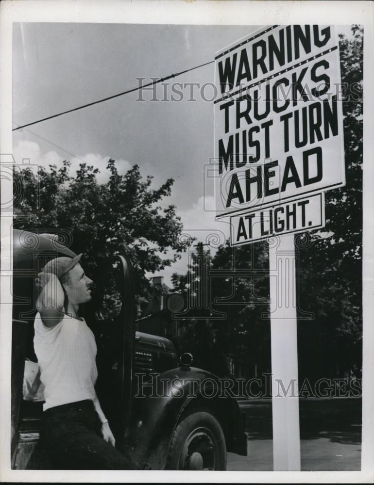 1952 Press Photo Howard Dieter reads the puzzling traffic signage - Historic Images