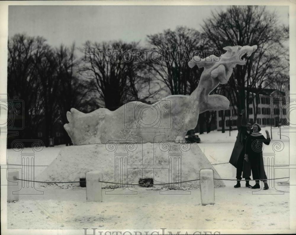 1937 Press Photo Hanover Hanover NH Dartmouth collece ice sculpture at winter ca - Historic Images