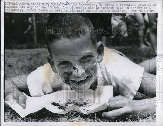 1959 Press Photo Bobby Schwenker finishes his blueberry pie - Historic Images