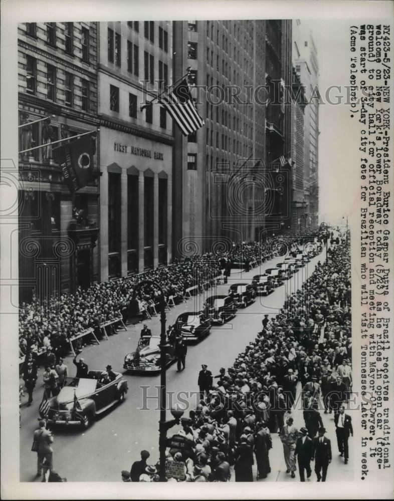 1949 Press Photo Crowd Welcomes Brazilian President Eurice Gaspar Dutra, NYC - Historic Images